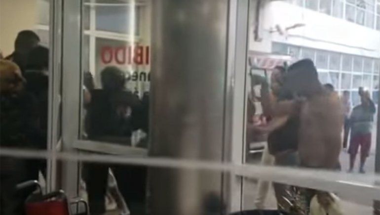 Video: terminaron a las piñas en la guardia de un hospital