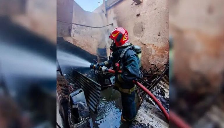 Él tiene sus quemaduras en la cara y el pecho porque atravesó el fuego