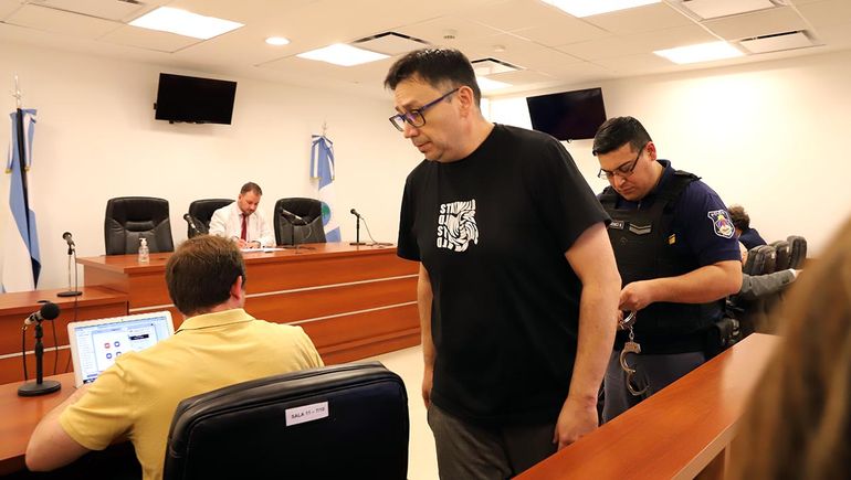 Pablo Sanz, acusado por los delitos asociación ilícita, fraude a la administración pública y defraudación especial, ingresó a la audiencia de donde le revocaron la domiciliaria y salió esposado rumbo a una alcaidía donde permanecerá detenido. Pablo Sanz, acusado por los delitos asociación ilícita, fraude a la administración pública y defraudación especial, ingresó a la audiencia de donde le revocaron la domiciliaria y salió esposado rumbo a una alcaidía donde permanecerá detenido.