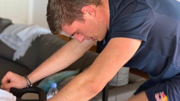 Max Verstappen terminó sus vacaciones y ya comenzó con el entrenamiento para lo que será la defensa del título en 2022.