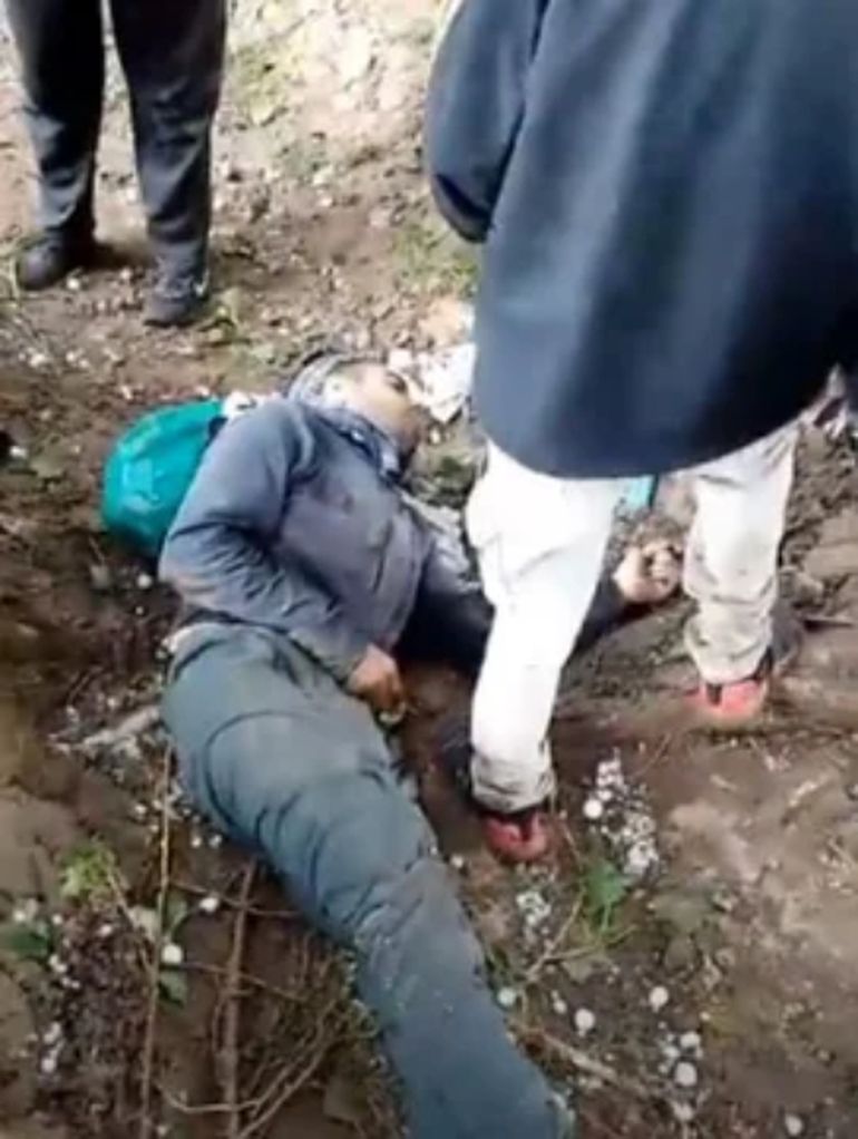 El rayo pegó de lleno en los trabajadores rurales tras buscar refugio. El rayo pegó de lleno en los trabajadores rurales tras buscar refugio.