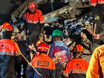 El terremoto obligó a miles de familias a abandonar sus hogares y permanecer en refugios temporales mientras avanzan las tareas de reconstrucción.
