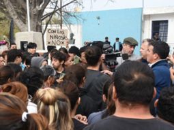 Disturbios y marcha en una escuela primaria: padres denuncian que un nene abusó de compañeros. Disturbios y marcha en una escuela primaria: padres denuncian que un nene abusó de compañeros.