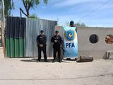 La Policía Federal allanó dos viviendas en Roca, donde secuestró cocaína, balanzas y elementos de corte. Tres personas fueron detenidas. 