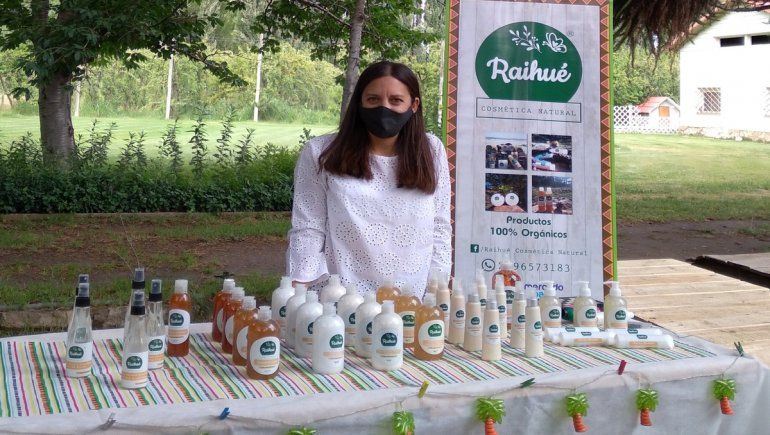Con sus propias manos, hace shampoo, desodorante y jabones