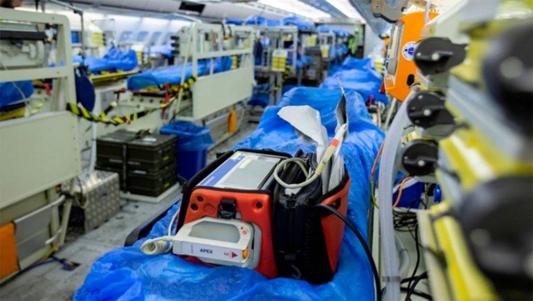 El impactante avión que envió Alemania para ayudar a los enfermos de Italia