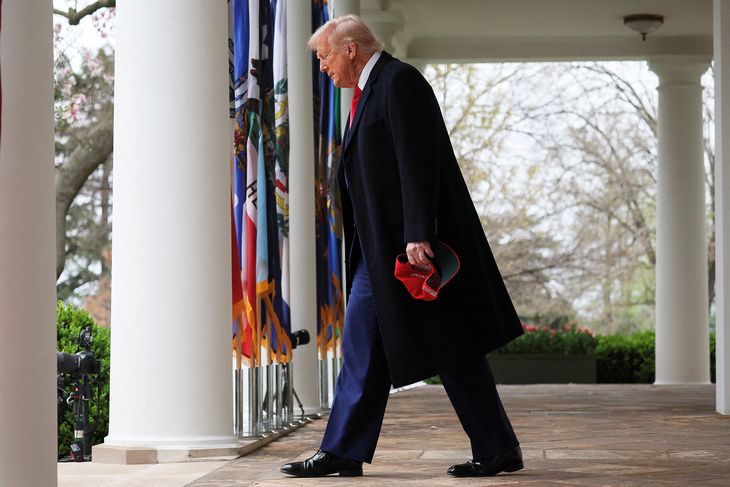 FOTO DE ARCHIVO: El presidente de Estados Unidos, Donald Trump, antes de sus declaraciones sobre aranceles, en el Jardín de las Rosas de la Casa Blanca en Washington, D.C., Estados Unidos, 2 de abril FOTO DE ARCHIVO: El presidente de Estados Unidos, Donald Trump, antes de sus declaraciones sobre aranceles, en el Jardín de las Rosas de la Casa Blanca en Washington, D.C., Estados Unidos, 2 de abril
