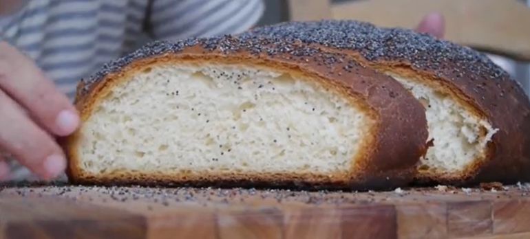 Esta versión se conserva mejor y dura varios días más que el pan tradicional. Esta versión se conserva mejor y dura varios días más que el pan tradicional.