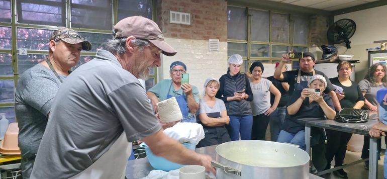 Juan Carlos Santangelo, coordinador del Puesto de Plottier, en el taller de lácteos. Juan Carlos Santangelo, coordinador del Puesto de Plottier, en el taller de lácteos.