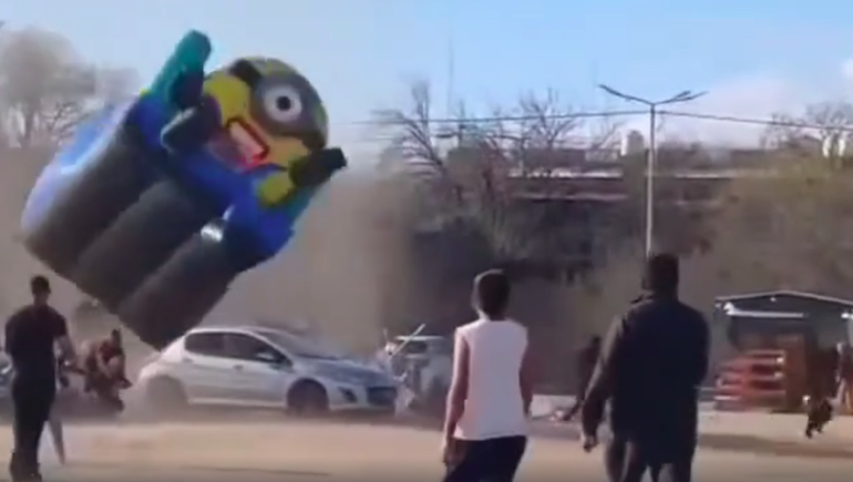 Un remolino levantó un tobogán inflable en Córdoba: dos niños cayeron y fueron hospitalizados