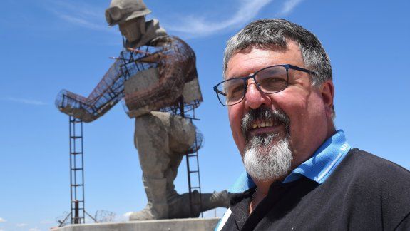Viajó más de 1000 kilómetros para conocer el monumento al soldado en Zapala