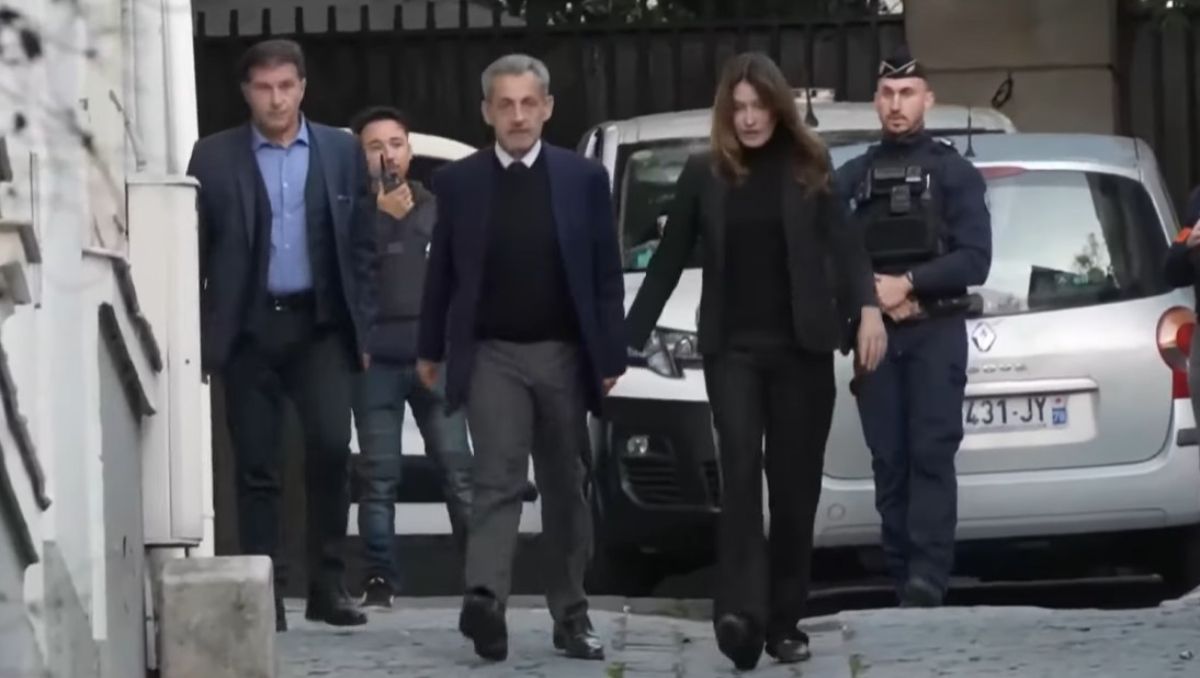 Sarkozy salió de su domicilio rumbo a la cárcel de La Santé de la mano de su esposa, Carla Bruni.