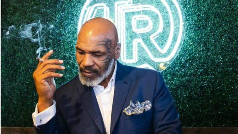 Tyson firmó contrato de pelea mientras fumaba un porro