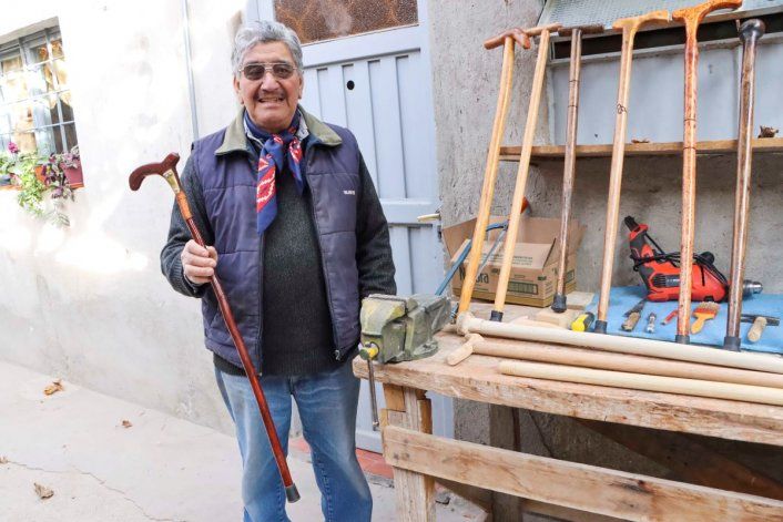 Los bastones que fabrica le devolvieron la sonrisa a don Mateo