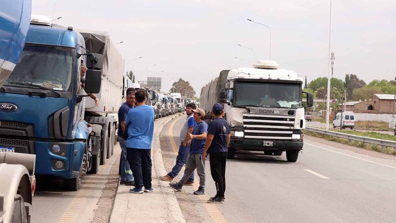 Corte de Ruta 22 en Senillosa: liberaron el tránsito a la espera de una reunión