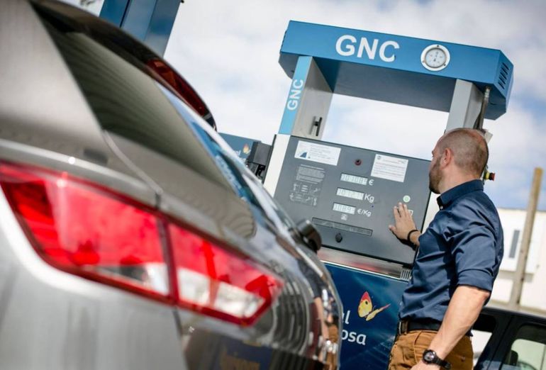 Tras las medidas económicas de Javier Milei subió la nafta y con ello el precio de la colocación de equipos de GNC en los autos. Fotos: Google.