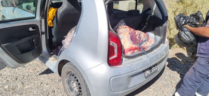 Los 240 kilos de carne bovina con y sin hueso en un auto que realizaba el mismo trayecto. Los 240 kilos de carne bovina con y sin hueso en un auto que realizaba el mismo trayecto.