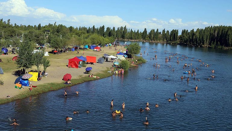 En 23 imágenes: así se refrescaron los neuquinos para soportar los más de 37 grados