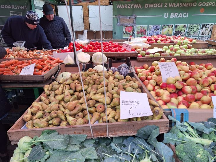 Hala Mirowsky. En el mismo día y mercado, la pera al consumidor se la encontraba a 6 Zloti el kilo, unos 1,4 euros el kilo. Hala Mirowsky. En el mismo día y mercado, la pera al consumidor se la encontraba a 6 Zloti el kilo, unos 1,4 euros el kilo.