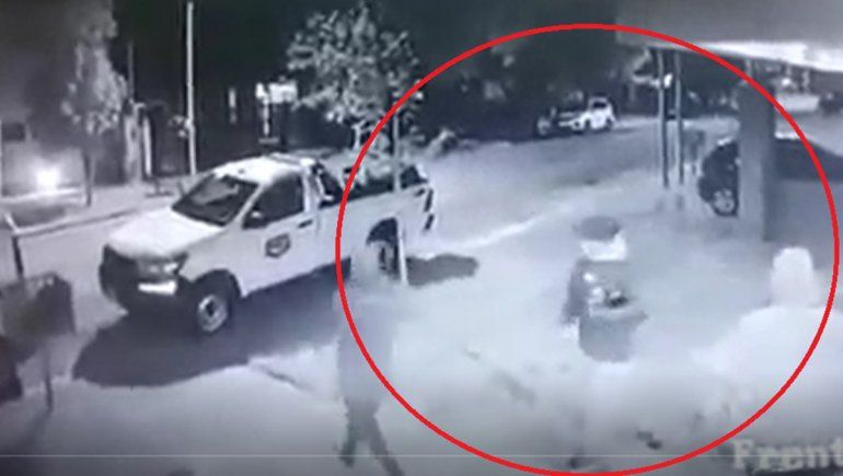 Apareció sumergida en un canal la Kangoo robada