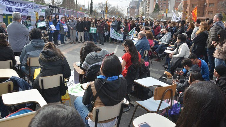 Seis facultades de la UNCo sesionaron en la calle en reclamo de aumento de sueldos y presupuesto