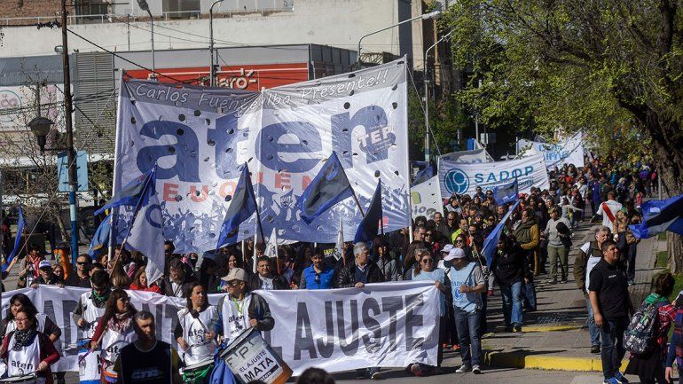 Estatales salieron a la calle contra la economía nacional