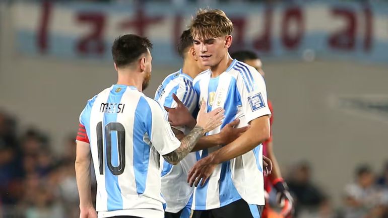 Nico Paz y Lionel Messi Nico Paz y Lionel Messi