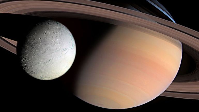 Encuentran señales de vida en una luna de Saturno