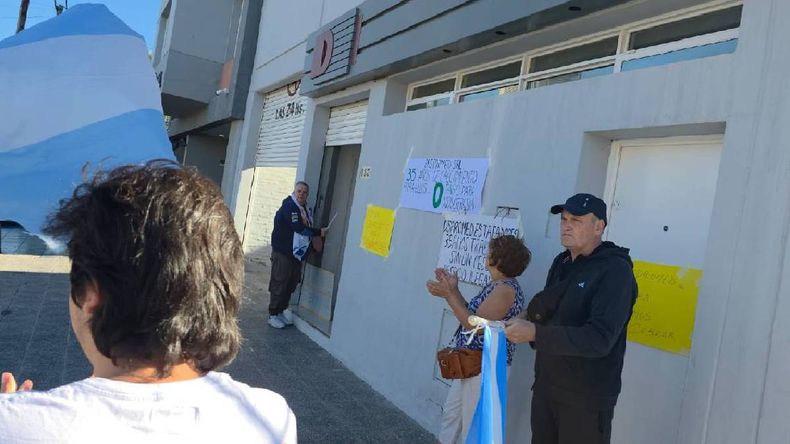 “Es temerario y extorsivo”: despidos sin causa y sin pagar en una droguería de Neuquén | LM Neuquen “Es temerario y extorsivo”: despidos sin causa y sin pagar en una droguería de Neuquén