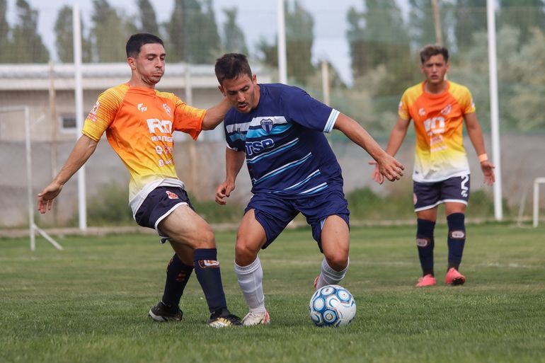 La Amistad había ganado en el debut pero este domingo perdió con Roca. Fotos: Anahí Cárdena 