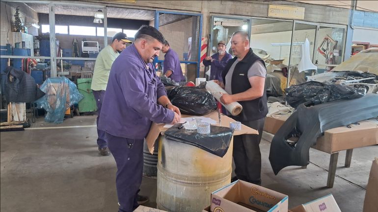 Los empleados de Vialidad Nacional de Rawson reciben donaciones de 11 a 18, en el taller de reparaciones del organismo. Los empleados de Vialidad Nacional de Rawson reciben donaciones de 11 a 18, en el taller de reparaciones del organismo.