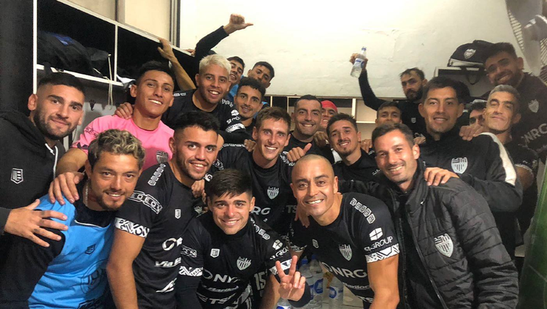 La foto que subió el arquero Rafael Ferrario y Cipo compartió en sus redes. Festejo en el vestuario de Liniers.&nbsp;