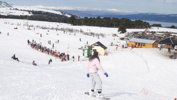 El gobernador Gutiérrez anunció un aporte para infraestructura del parque de nieve Batea Mahuida