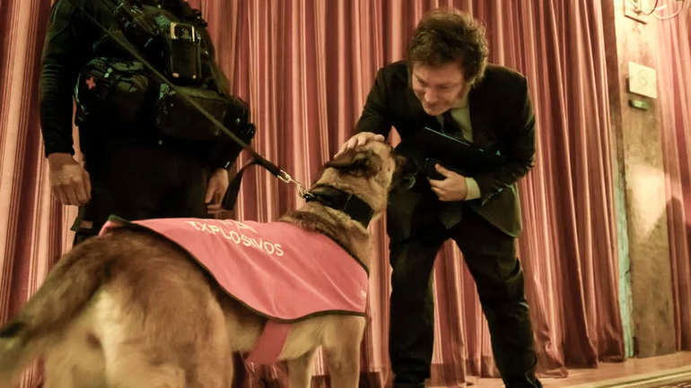 Milei no saludó al niño pero si al perro. 