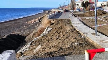 La erosión generada por el mar provocó un derrumbe en el paseo costero de Caleta Olivia, Santa Cruz. La erosión generada por el mar provocó un derrumbe en el paseo costero de Caleta Olivia, Santa Cruz.