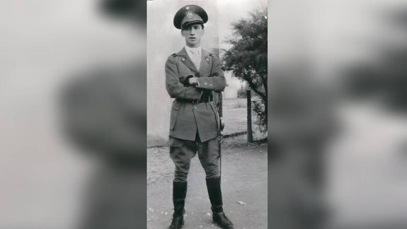 Un joven policía don Corte.