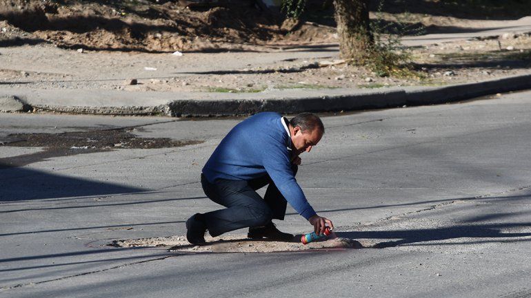 UNE salió a pintar los pozos de Pechi