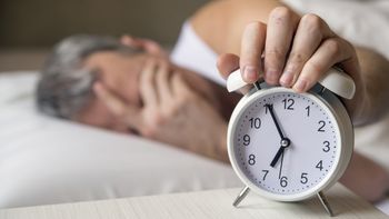 Dormir más de nueve horas de manera habitual puede alterar el equilibrio del ritmo biológico y afectar la energía diaria. Dormir más de nueve horas de manera habitual puede alterar el equilibrio del ritmo biológico y afectar la energía diaria.
