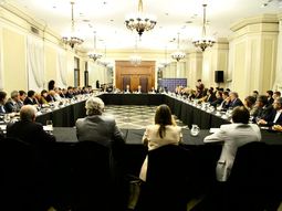 Unos 50 empresarios y dirigentes de la agroindustria confluyeron en la Bolsa de Comercio de Rosario para escuchar al parte del equipo económico.