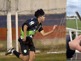 Gere Padilla fue a tomar ver a su equipo y lo llamaron a jugar mientras tomaba mate en la tribuna.