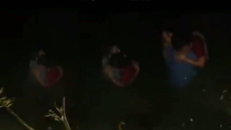 Dramático video del rescate de una mujer en el río: Tranquila, todo va a estar bien