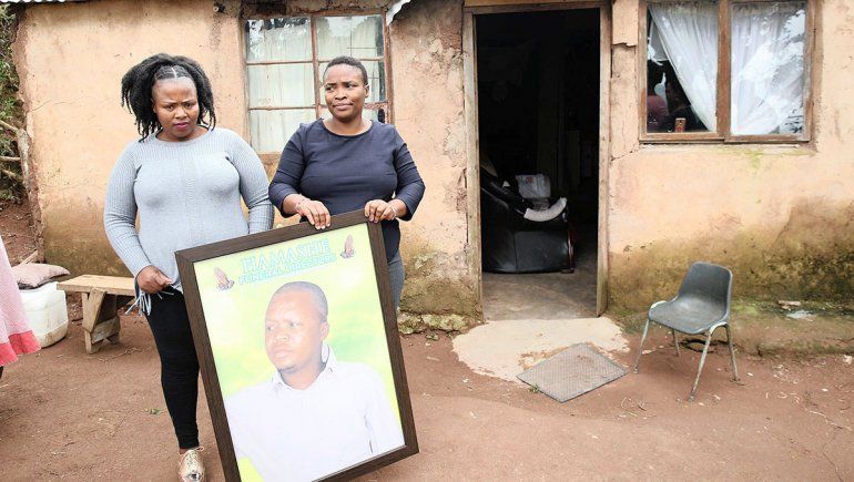 Se hartaron de las excusas de la compañía y la familia llevó el cadáver para cobrar el seguro