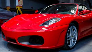 La Ferrari F430 Spider que subastará el Estado argentino. Foto: X @madorni. | LM Neuquen La Ferrari F430 Spider que subastará el Estado argentino. Foto: X @madorni.