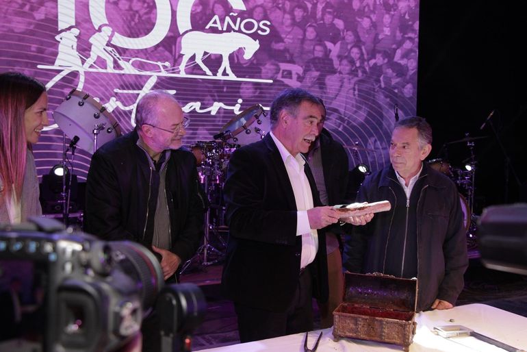 Centenario festeja los 100 años, con la visita de Alberto y la polémica por un cofre