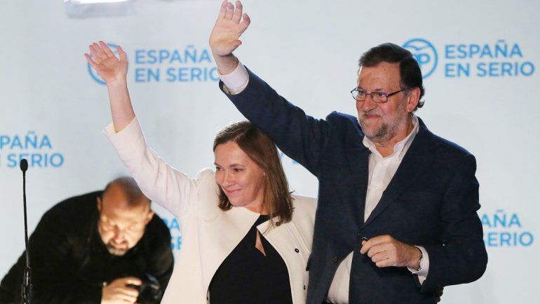 Mariano Rajoy celebra anoche el triunfo estrecho sobre el PSOE y el partido Podemos. Lo auguraban los sondeos.