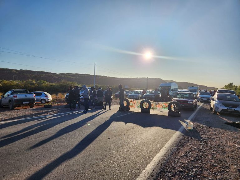 Vecinos de Añelo bloquean rutas y accesos a yacimientos