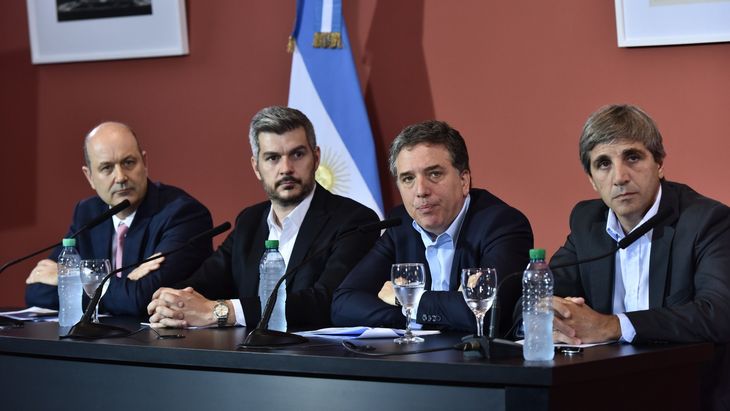 El entonces ministro de Finanzas, Luis Caputo, acompañado por el Jefe de Gabinete, Marcos Peña, su par de Hacienda, Nicolás Dujovne y el presidente del Banco Central, Federico Sturzenegger, en aquella fatal conferencia de prensa. El entonces ministro de Finanzas, Luis Caputo, acompañado por el Jefe de Gabinete, Marcos Peña, su par de Hacienda, Nicolás Dujovne y el presidente del Banco Central, Federico Sturzenegger, en aquella fatal conferencia de prensa.