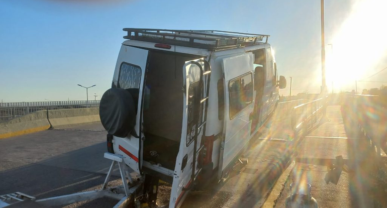 El vehículo quedó montado sobre el muro de contención luego de la mala maniobra. El vehículo quedó montado sobre el muro de contención luego de la mala maniobra.