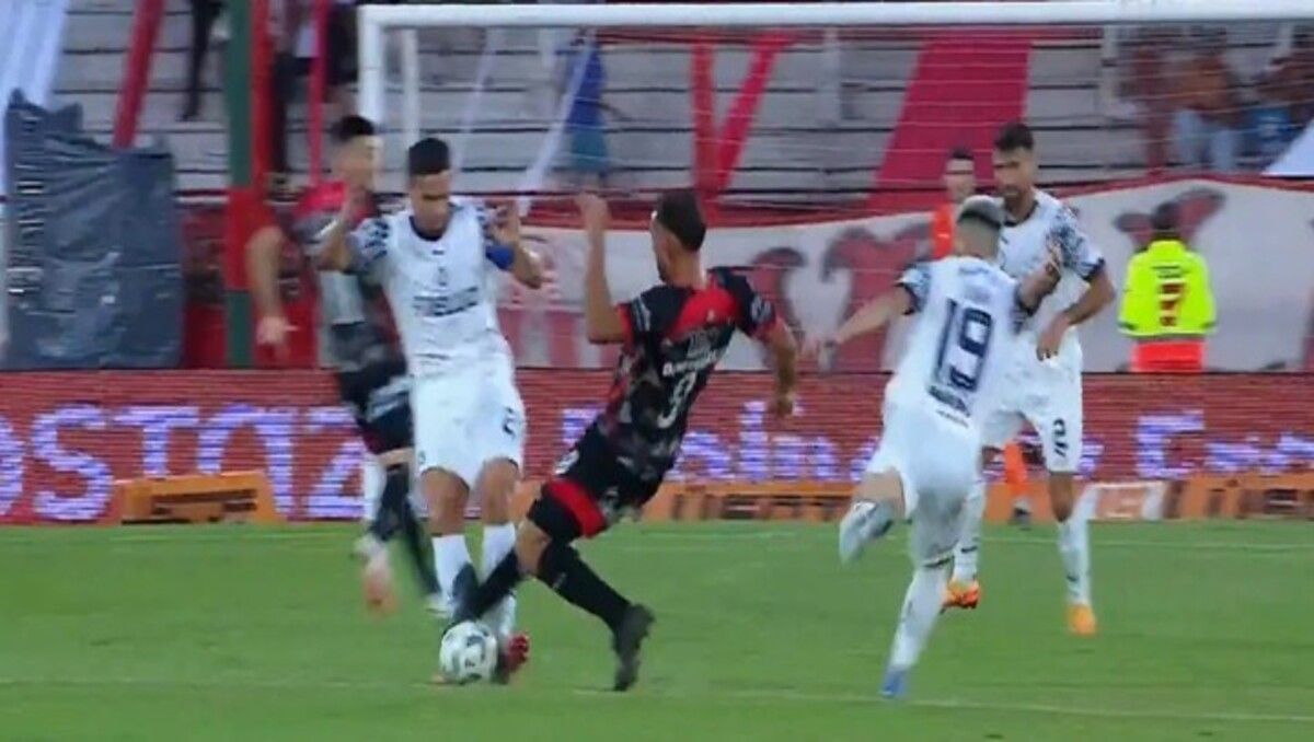 El terrible planchazo de Alexis Domínguez a Iván Marcone que sólo mereció una amarilla por parte de Dóvalo. Desde el VAR, Lobo Medina no intervino para reparar el error. Vergonzoso.