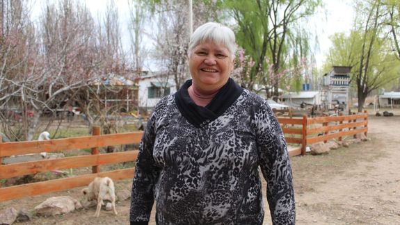 Noemí Betancur, con su enorme sonrisa en la granja de Plottier. Foto: gentileza.